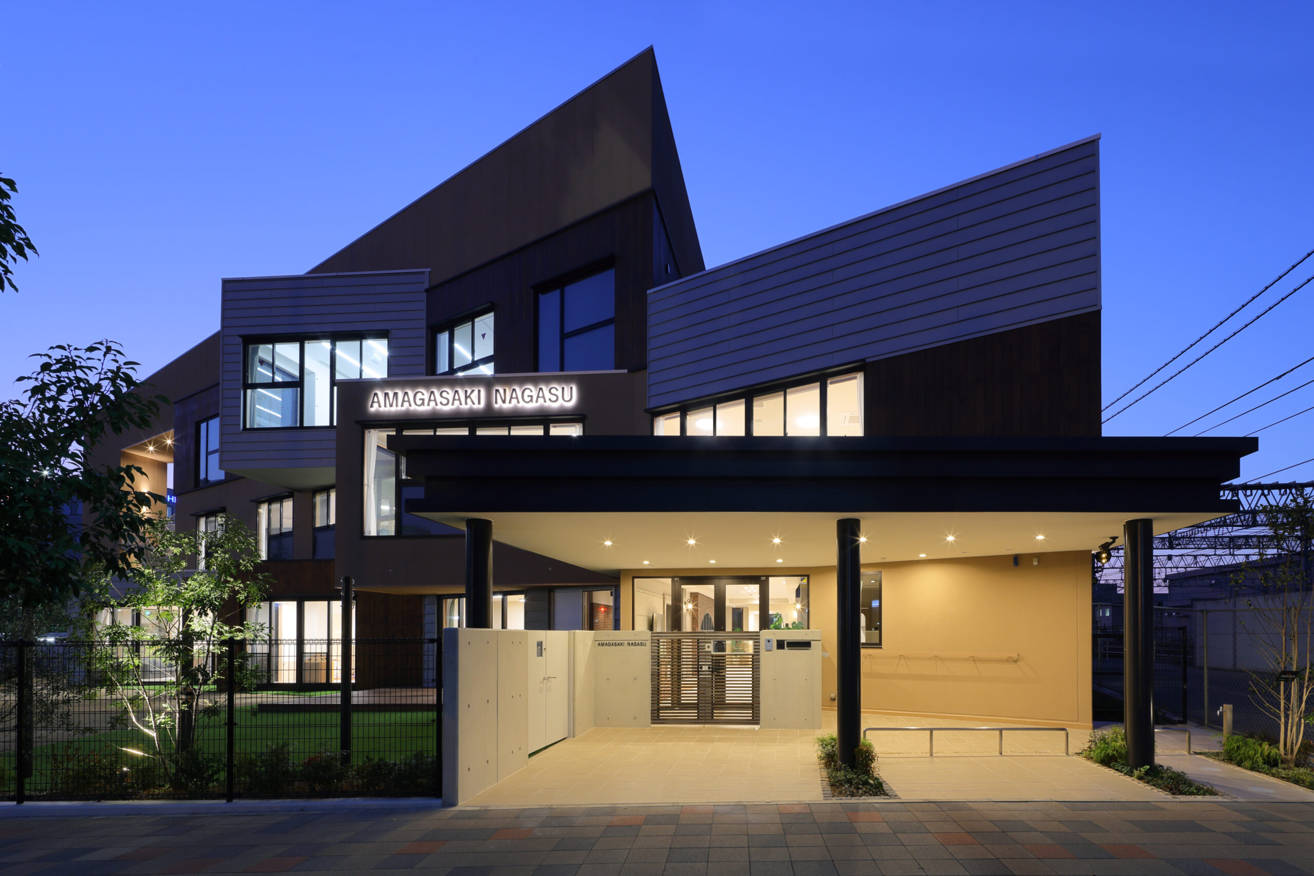 008_外観アプローチ（夕景）